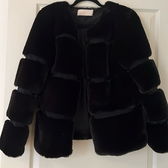 Tuckernuck Jackets & Blazers - Tuckernuck Faux Fur Coat- size XS